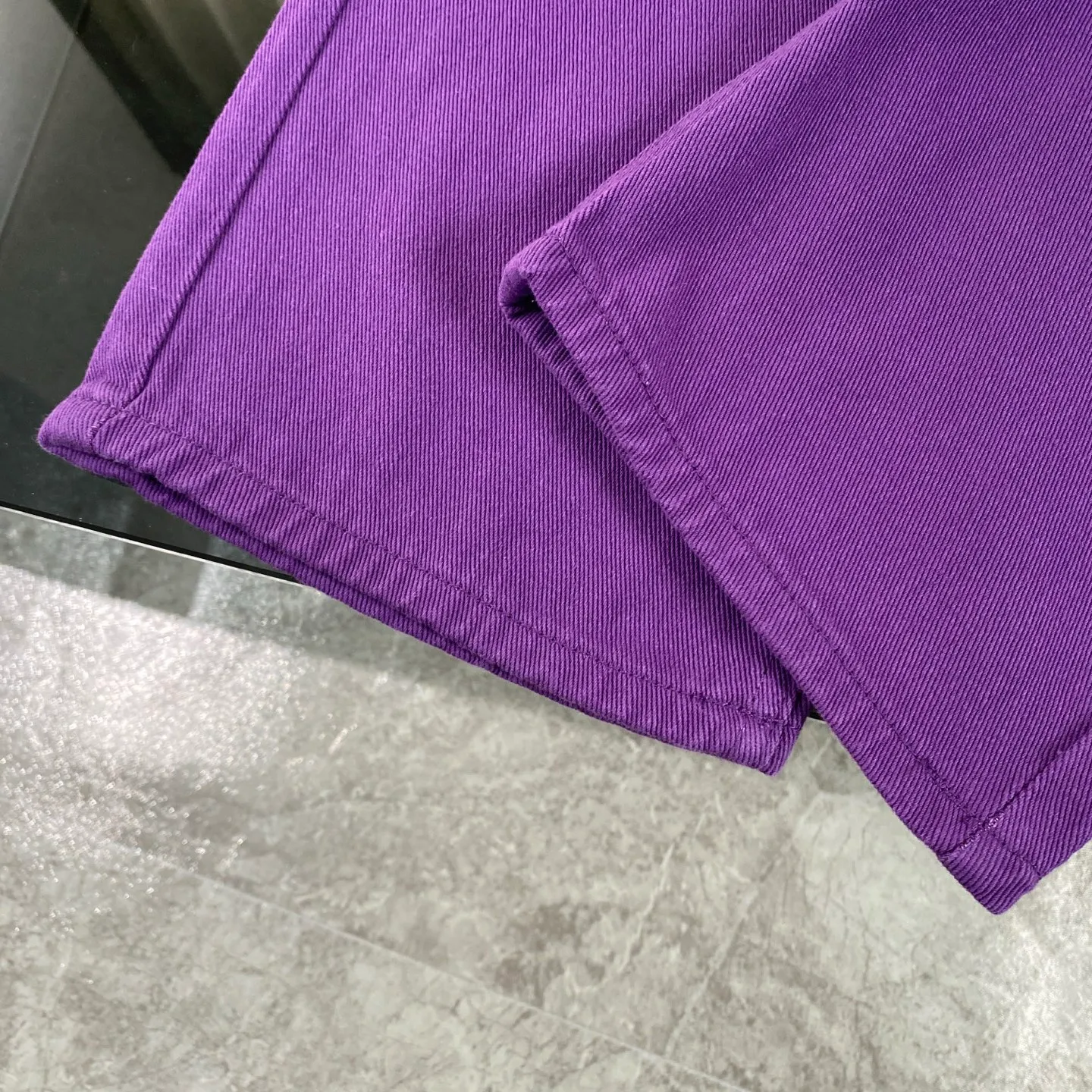 P240 CH Chromehearts 2025 new limited edition black and pink cross leather couple style washed loose purple jeans 💜 Top quality ceiling quality styles with different washed textures, very friendly to people with thin legs and thick legs. The straight and loose version is very flattering to the leg shape. Timeless and moderate length, easy to match with casual, basic styling for various styles, a must-have in the wardrobe! The fabric is stiff but also makes the upper body soft without losing texture. The washing process is even more perfect. It is a must-have item for everyone! ! ! Washed wheat, hang tag, pants label, three labels complete Color: Purple Size: 28, 30, 32, 34